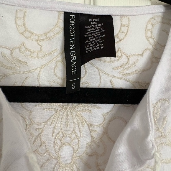 Chic White Embroidered Blouse - Picture 4 of 4